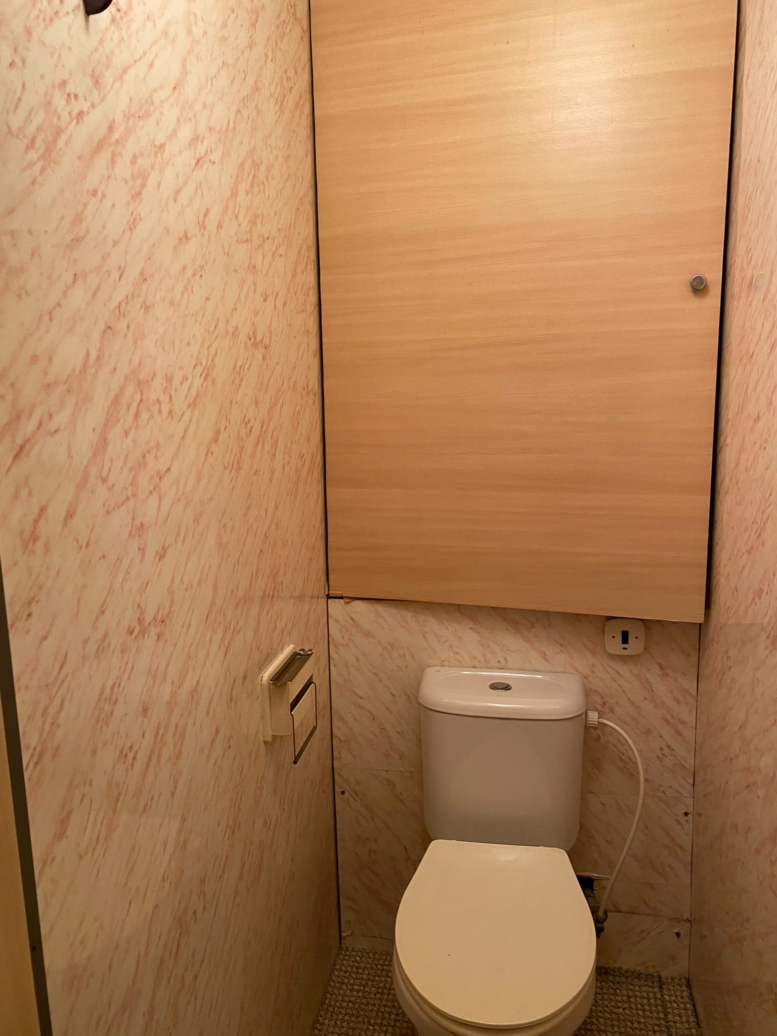 Původní toaleta se skříní nad nádržkou před rekonstrukcí bytu